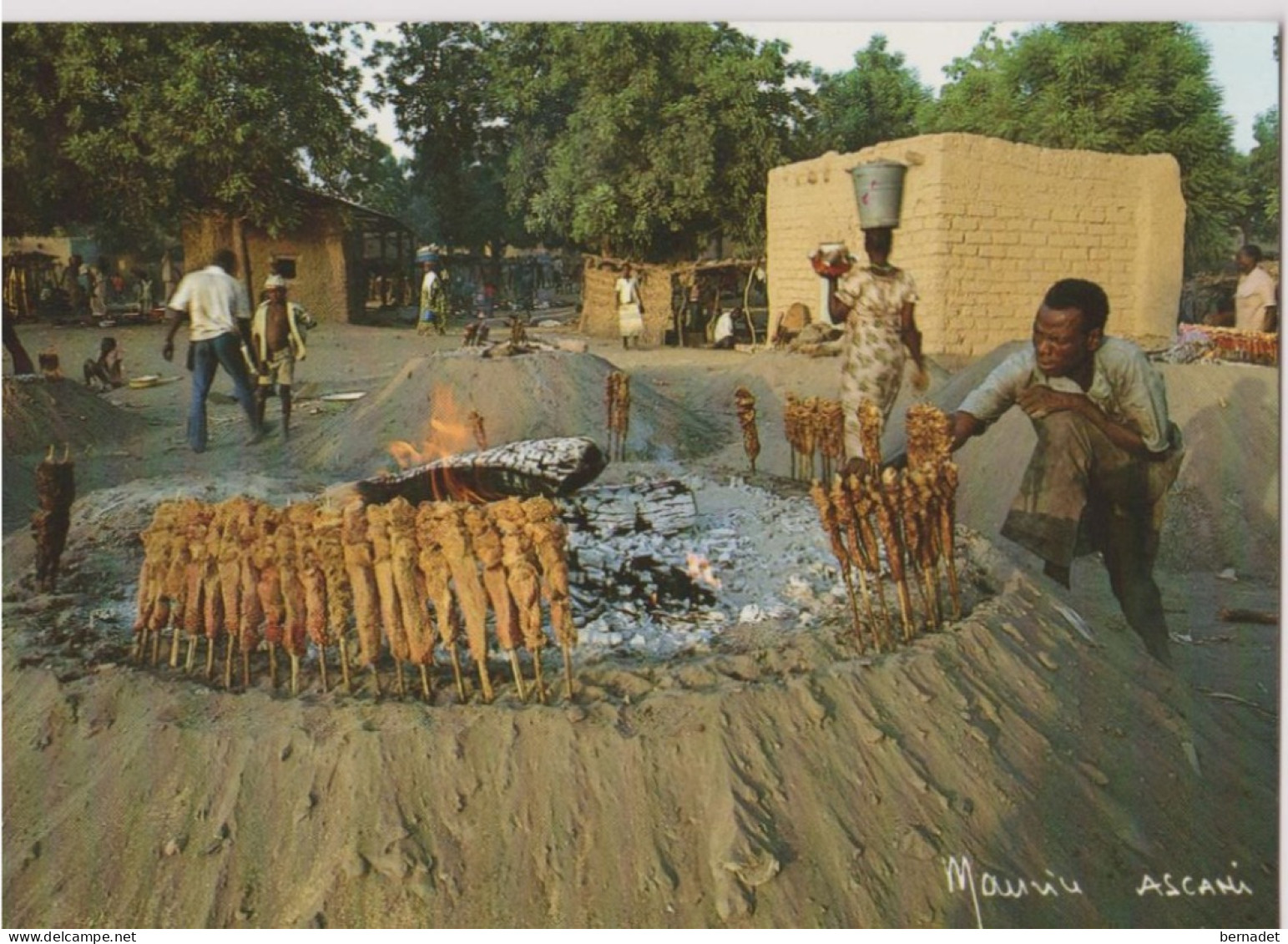 REPUBLIQUE DU NIGER . CUISSON DES BROCHETTES  . Photo. Maurice Ascani  Niamey - Niger