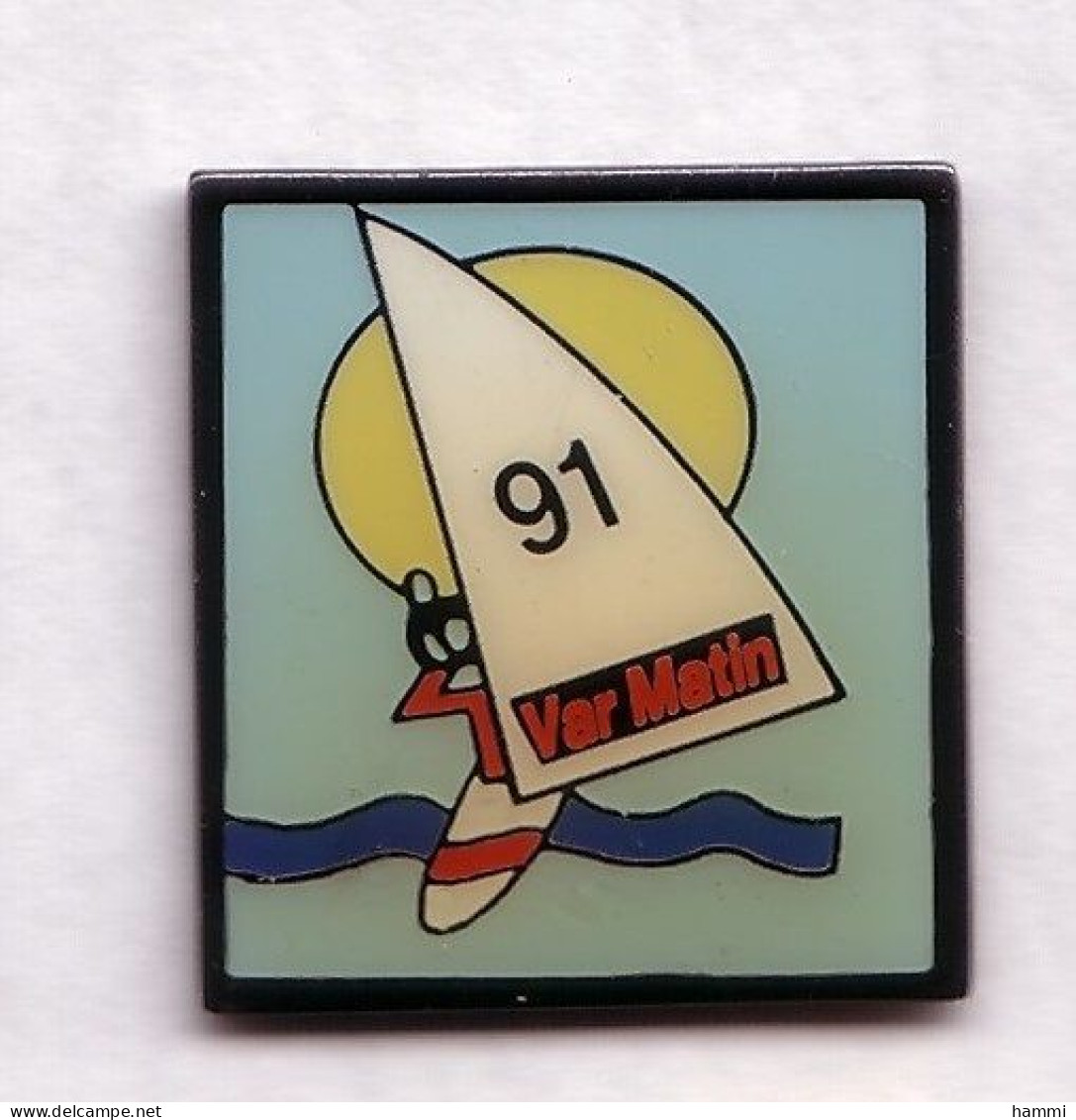 A317 Pin's PLANCHE A VOILE VAR MATIN JOURNAL MEDIA PRESSE Achat Immédiat - Sailing, Yachting