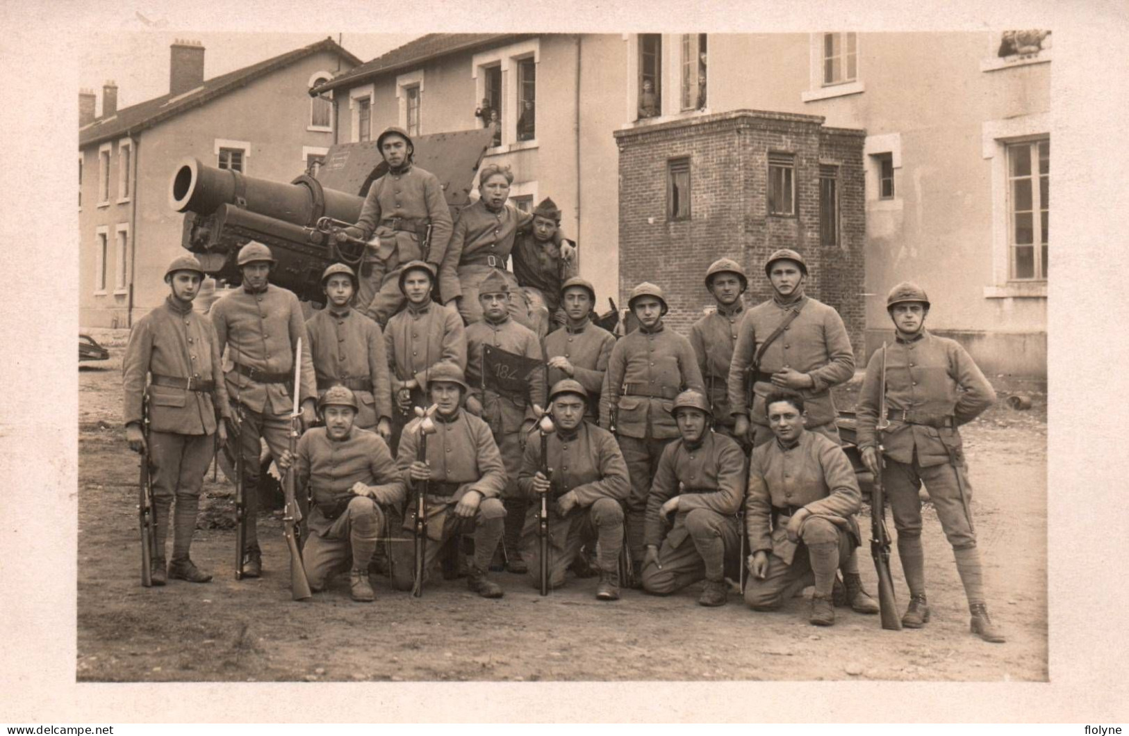 Militaria - Carte Photo - Groupe De Militaires Devant Canon Armement - 184ème Régiment - Soldats - Ausrüstung