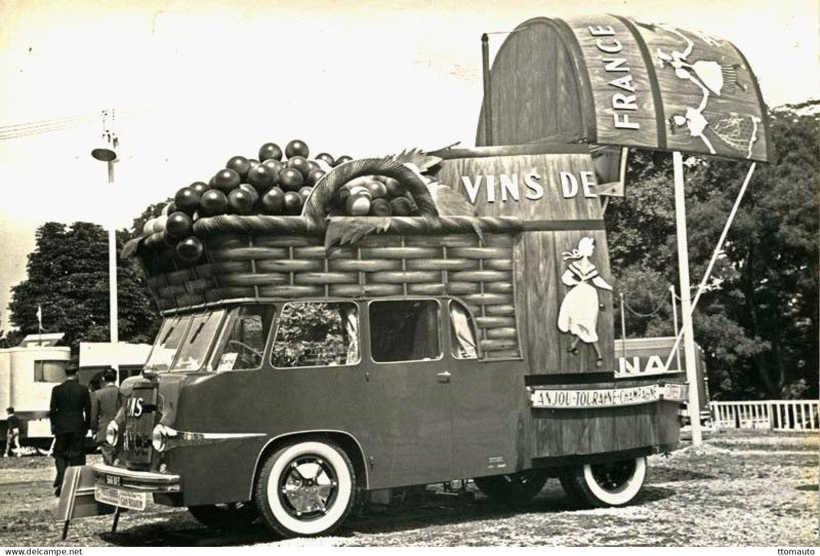 Renault Camion Avec  Publicité Pour VINS DE FRANCE Sur Le Tour De France 1960 - Carrosserie Arnault  - 15x10cms  PHOTO - Camions & Poids Lourds