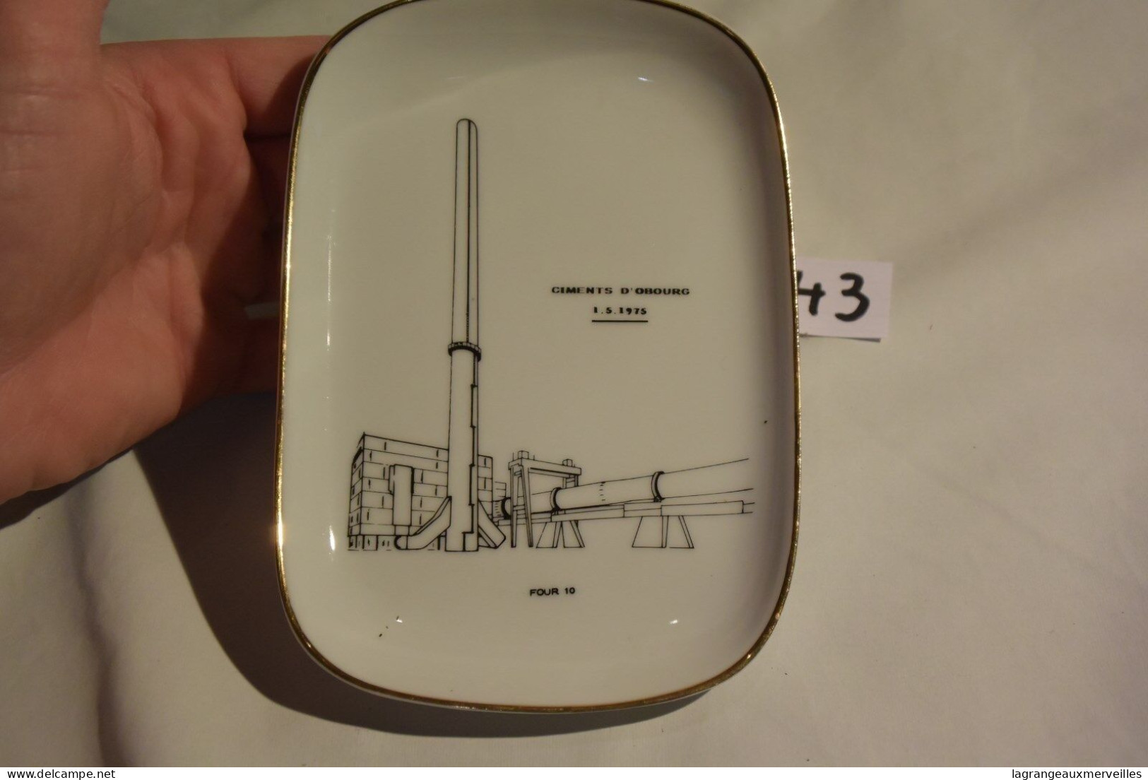 C43 Ancien Plat Commémoratif Des Ciments D'Obourg 1975 - Popular Art