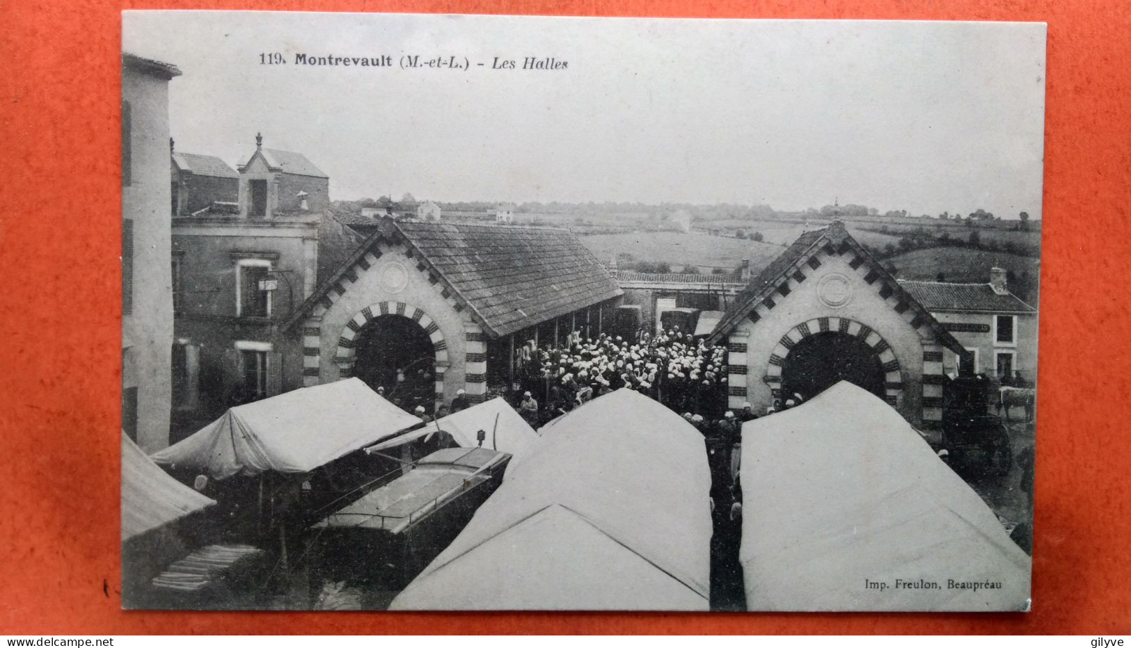 CPA (49)  Montrevault. Les Halles. Marché. (4A.n°1264)d - Montrevault