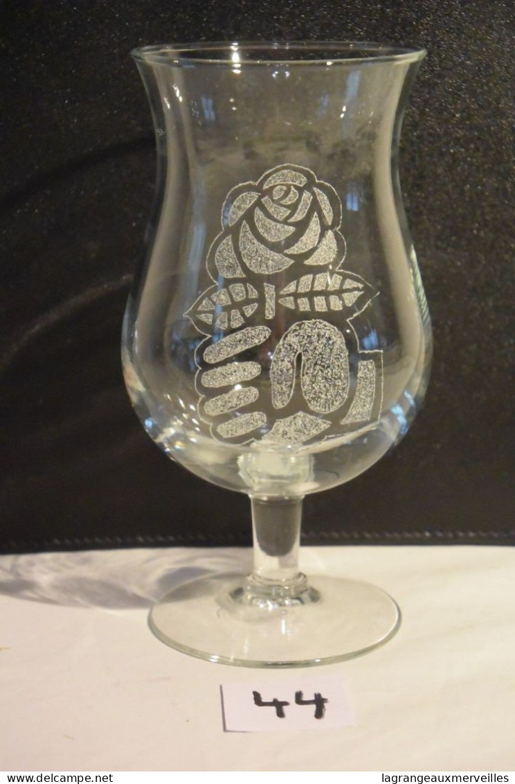 C44 Ancien Verre Gravé Socialiste - Verres