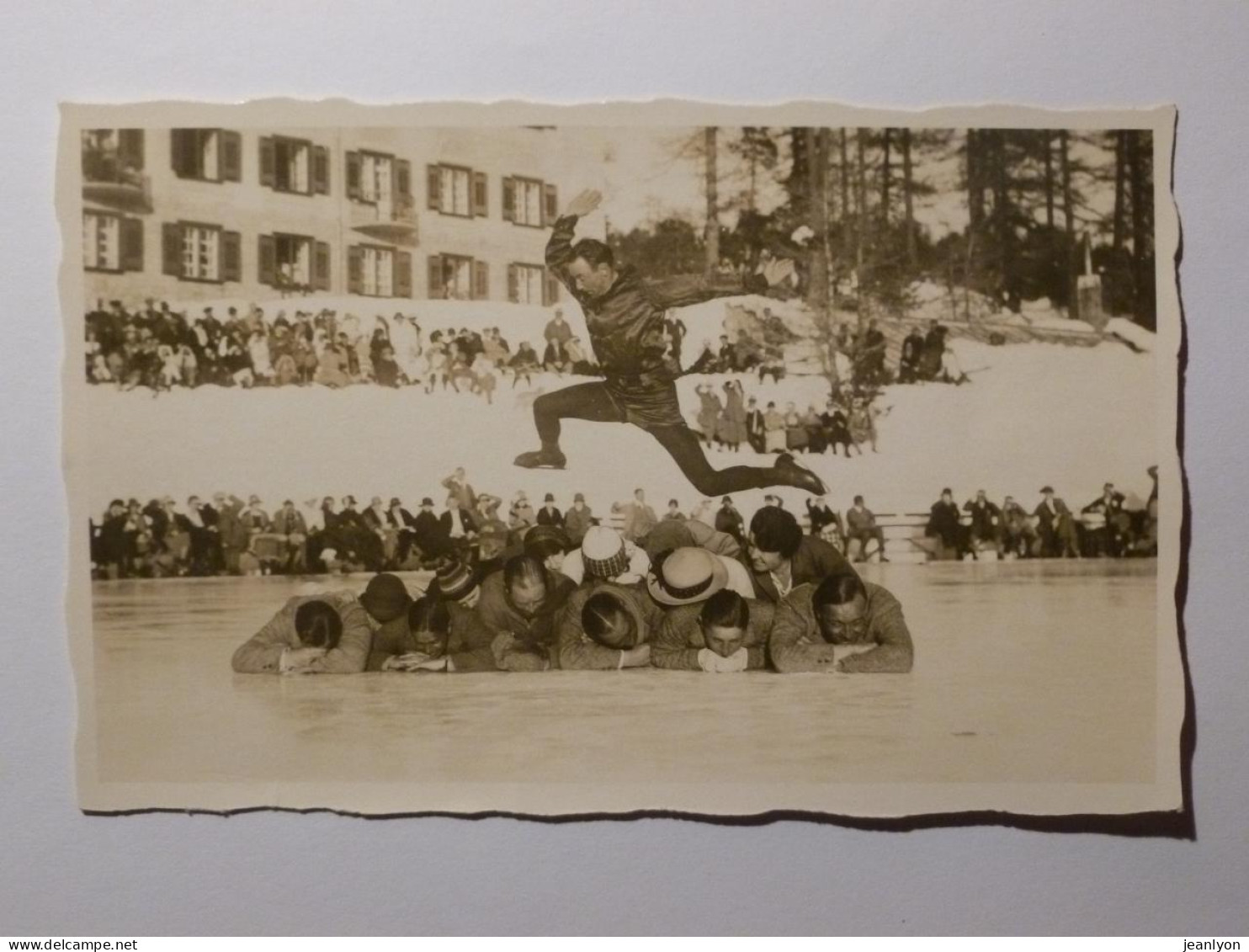 PATINAGE SUR GLACE / Saut Au-dessus D'une Dizaine D'hommes Allongés / EMGADIN (Suisse) - Gros Plan - Patinage Artistique