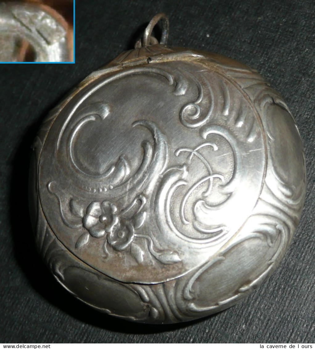 Ancien Pendentif, Boite Pillulier En Argent Décor Végétal Art Nouveau - Silberzeug