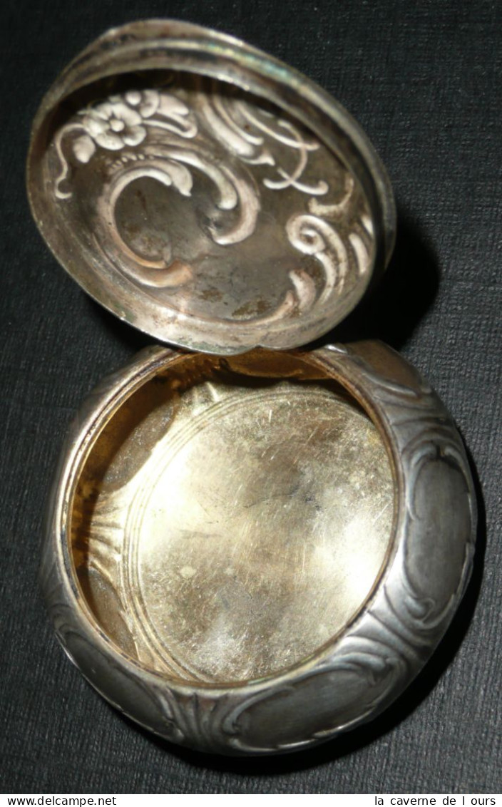 Ancien Pendentif, Boite Pillulier En Argent Décor Végétal Art Nouveau - Silberzeug
