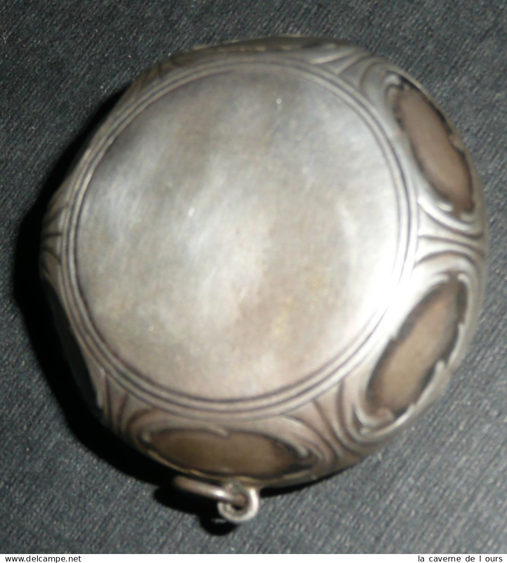 Ancien Pendentif, Boite Pillulier En Argent Décor Végétal Art Nouveau - Silverware