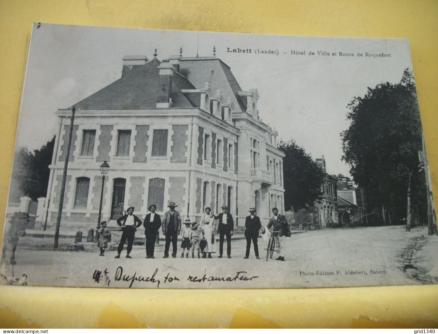 40 1557 CPA 1927 - VUE N° 1 - 40 LABRIT - HOTEL DE VILLE ET ROUTE DE ROQUEFORT - ANIMATION - Labrit