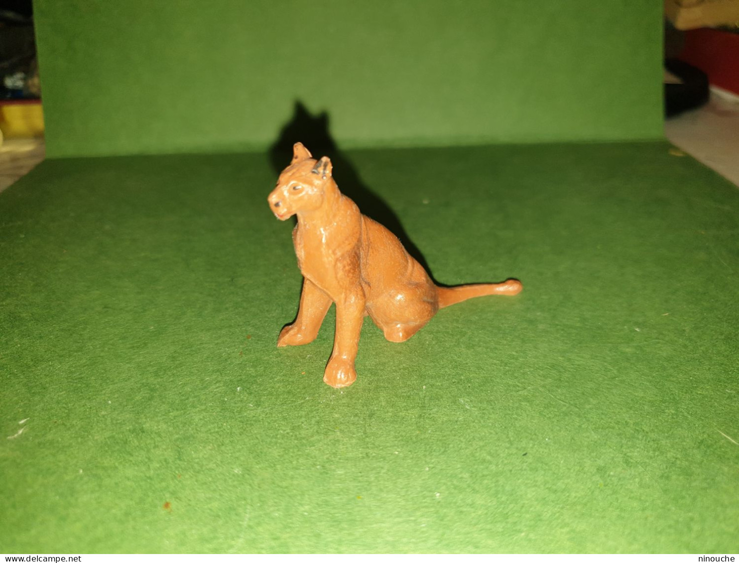 JOUET ANCIEN / FIGURINES / FIGURINE CLAIRET LIONNE ASSISE / ZOO - Andere & Zonder Classificatie