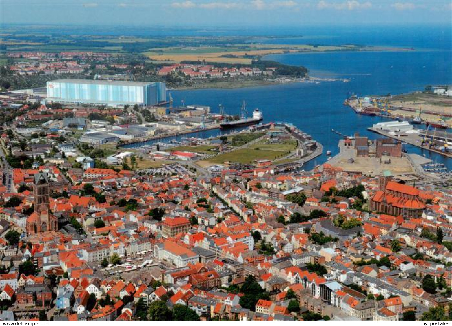 73956574 Wismar_Mecklenburg Blick Ueber Altstad Marktplatz Rathaus Und Marienkir - Wismar