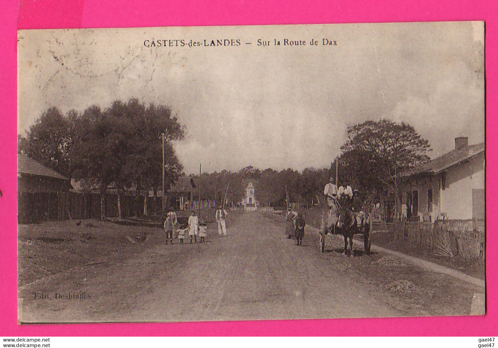 CPA (Réf: Z 4485) CASTETS-des-LANDES (40 LANDES) Sur La Route De Dax (animée) - Castets