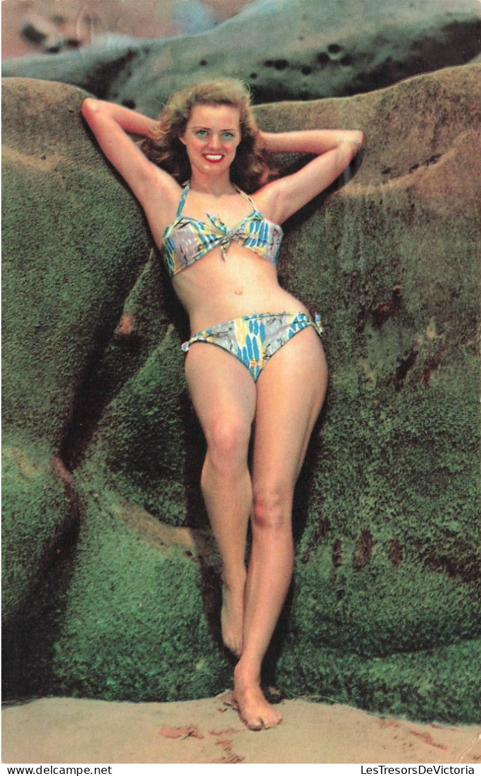 PIN-UPS - Femmes - Femme Seule Sur La Plage En Bikini - Carte Postale - Pin-Ups