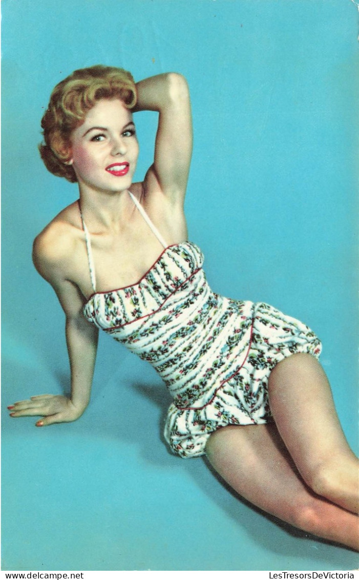 PIN-UPS - Femmes - Femme Seule - Carte Postale - Pin-Ups