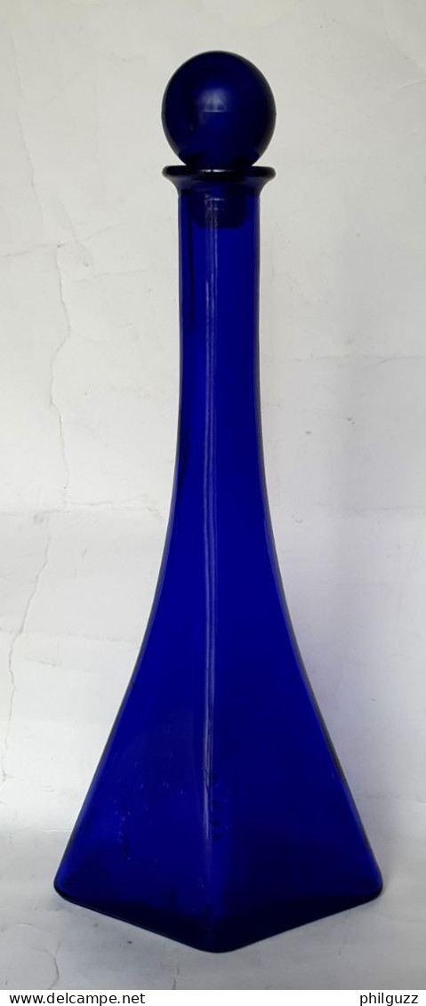 CARAFE EN VERRE BLEU BOUCHON EN PLASTIQUE 50 CL - Glas & Kristall