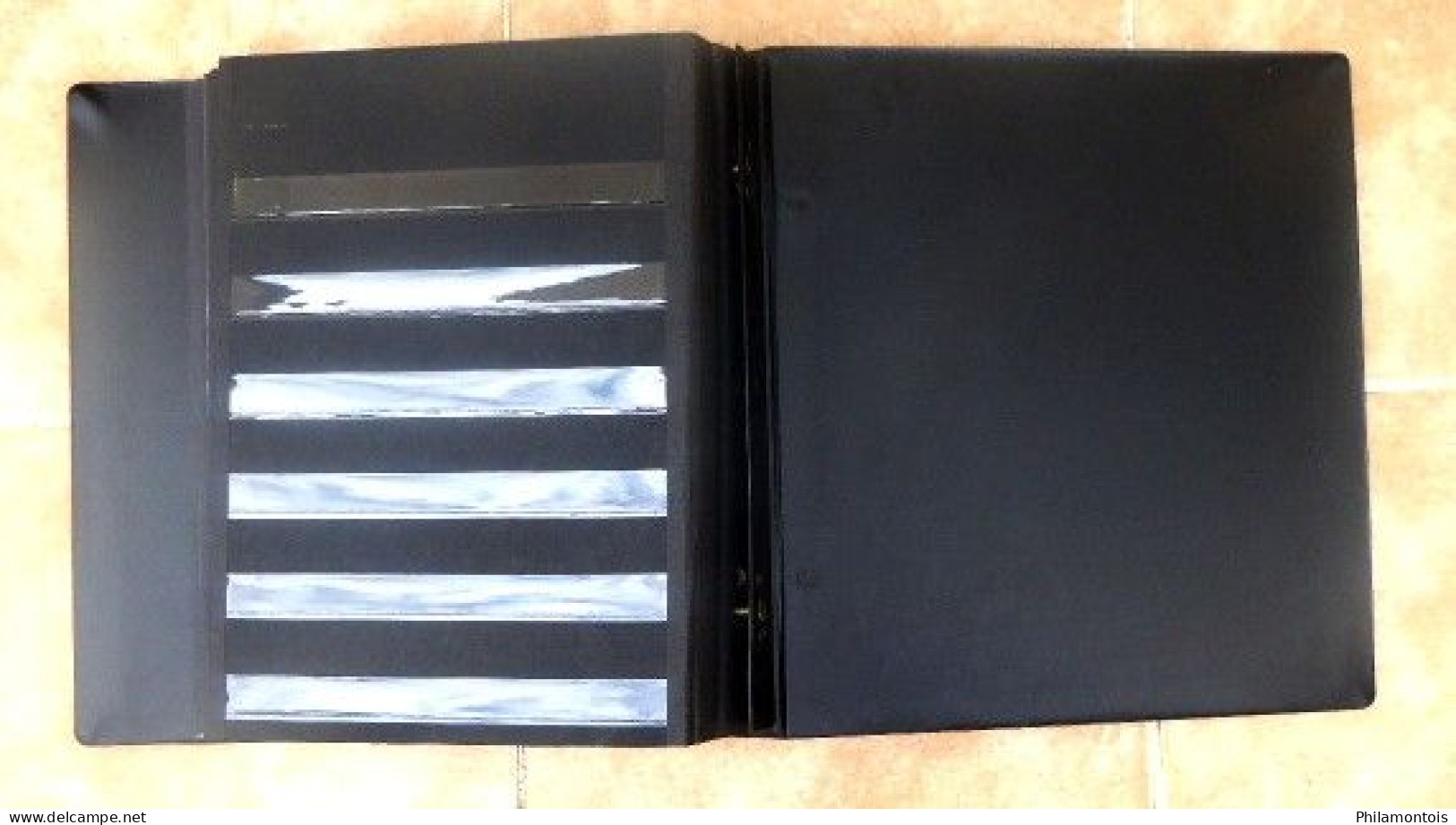 Classeur LEUCHTTURM - Reliure à Vis + 22 Pages (11 Feuilles) - Fond Noir - Doubles Intercalaires Rodhoïd - Bon état. - Formato Grande, Fondo Negro