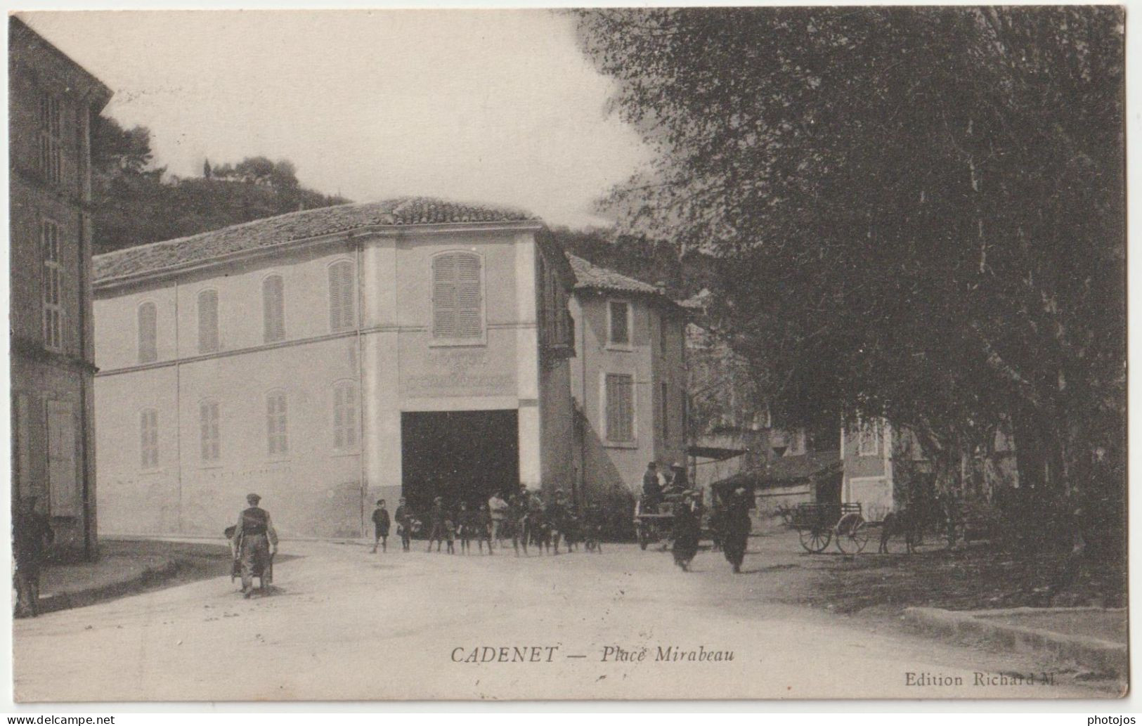 CPA Cadenet (84) La Place Mirabeau Et Quelques Habitants à L'ombre !  Ed Richard - Cadenet