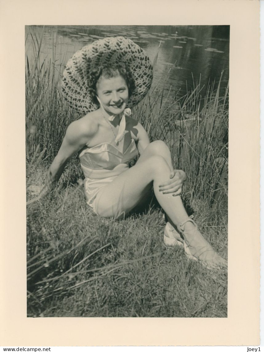 Photo Jeune Femme En Maillot De Bain Années 50, Format 18/24 - Anonieme Personen