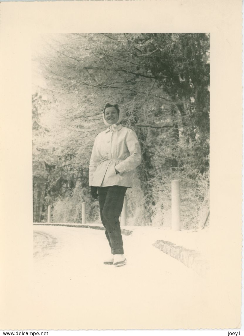 Photo Jeune Femme En Hiver Années 50, Format 16/22 - Anonieme Personen