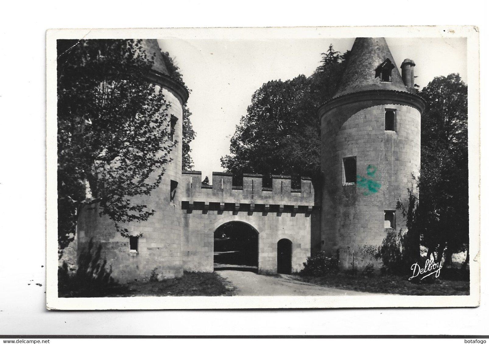 CPA PHOTO DPT 17 MIRAMBEAU , L ENTREE DU CHATEAU En 1956! - Mirambeau