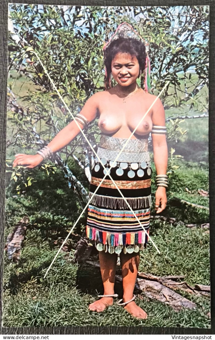 A DAYAK BEAUTY SARAWAK  A Fine Picture Of A Beautiful Dayak Girl Appearing In Her Traditional Costume PC Posted In 1975 - Oceania