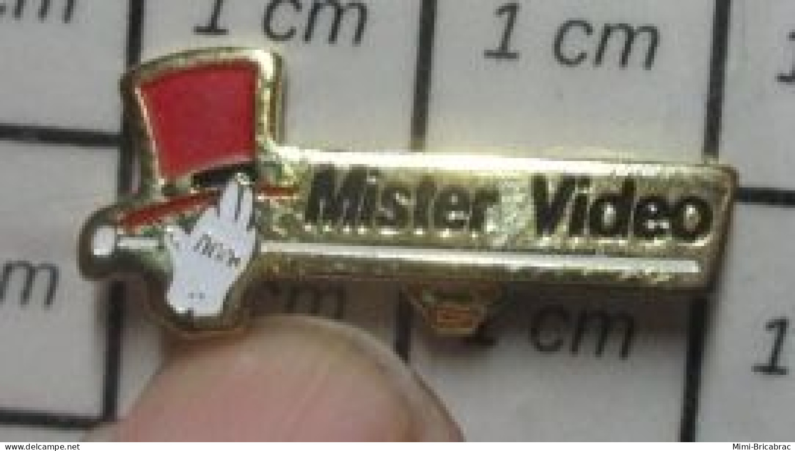 1318B Pin's Pins / Beau Et Rare / CINEMA / MISTER VIDEO CANNE ET CHAPEAU ROUGE - Cinéma