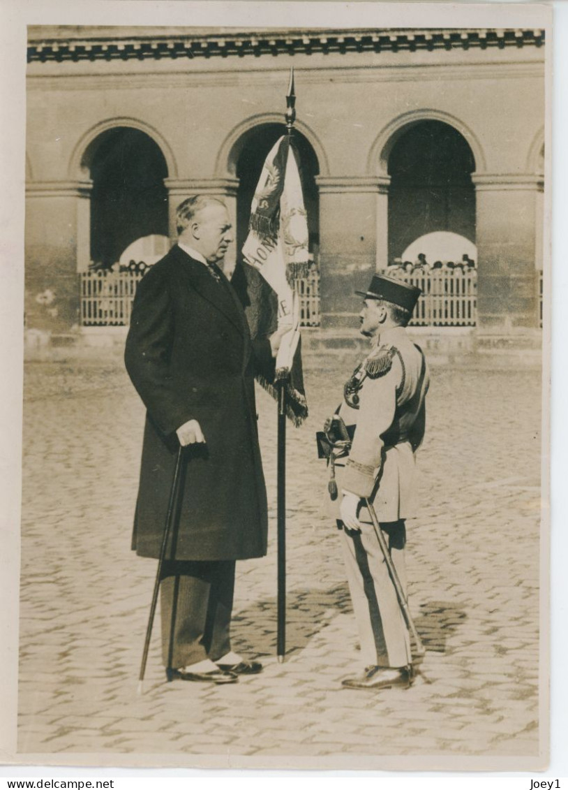 Photo Meurisse Années 1930,André Maginot Remet Aux Anciens Combattants Leur Drapeau, Format 13/18 - Guerra, Militares