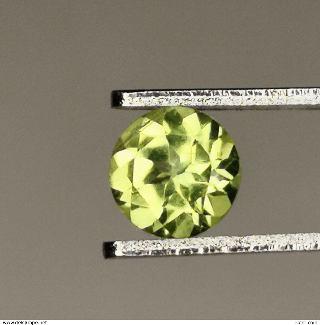 Péridot Naturel D'Afrique - VS -  Rond 0.62 Carat - 5.2 X 3.2 Mm - Sonstige & Ohne Zuordnung