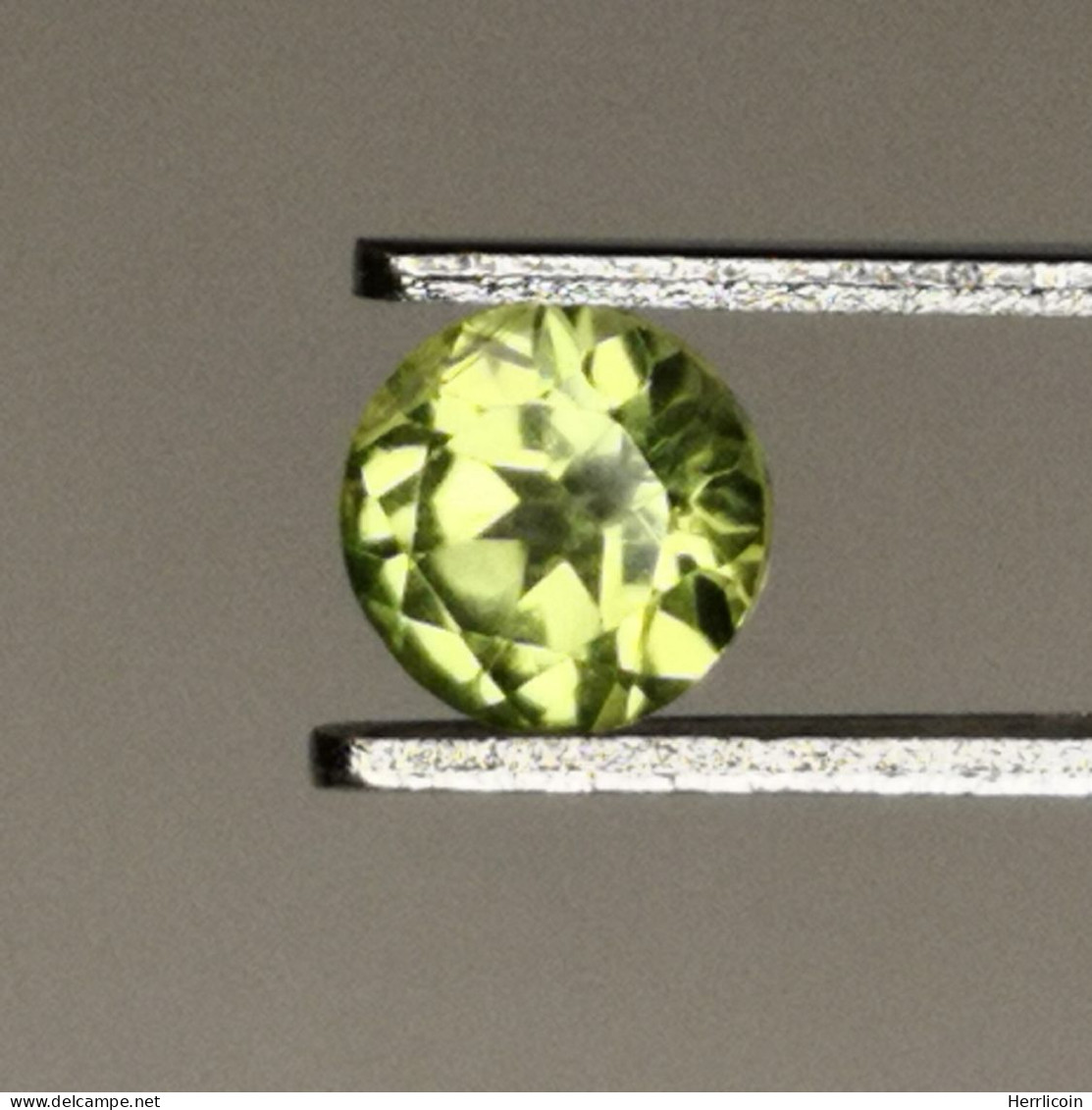 Péridot Naturel D'Afrique - VS -  Rond 0.62 Carat - 5.2 X 3.2 Mm - Sonstige & Ohne Zuordnung