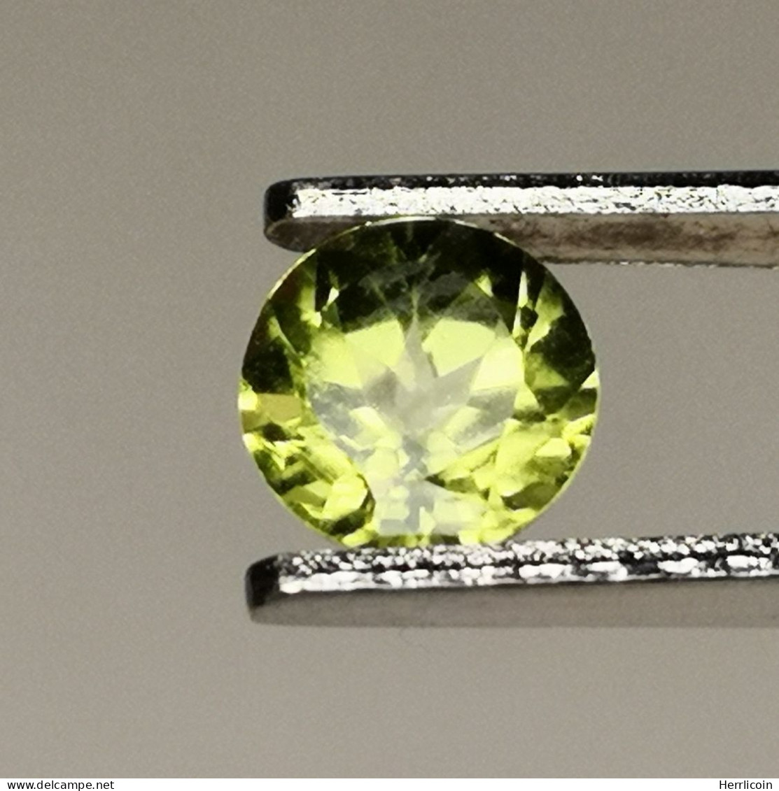 Péridot Naturel D'Afrique - VS -  Rond 0.61 Carat - 5.2 X 3.6 Mm - Autres & Non Classés