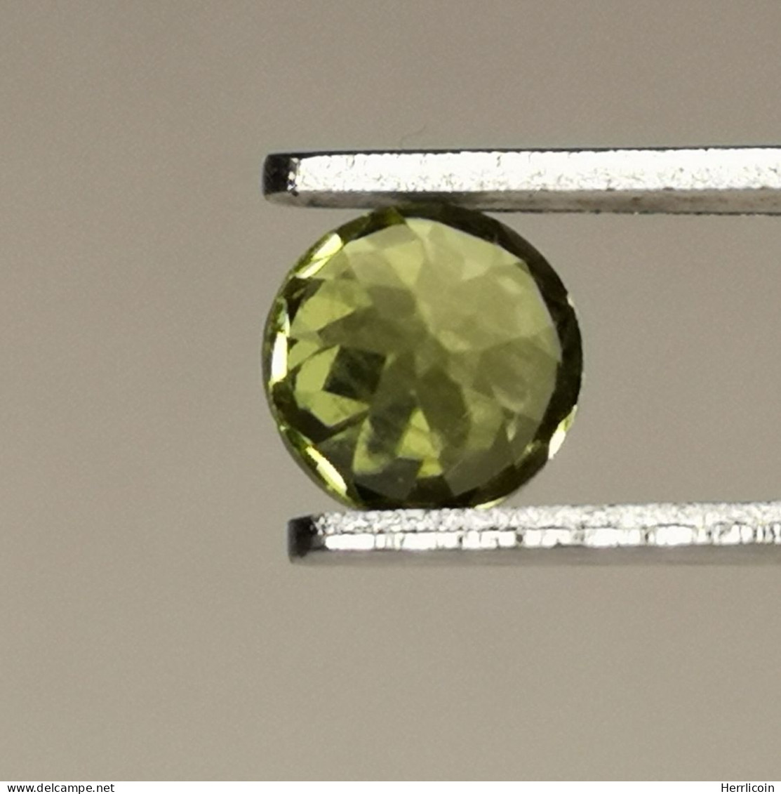 Péridot Naturel D'Afrique - VS -  Rond 0.61 Carat - 5.2 X 3.6 Mm - Autres & Non Classés