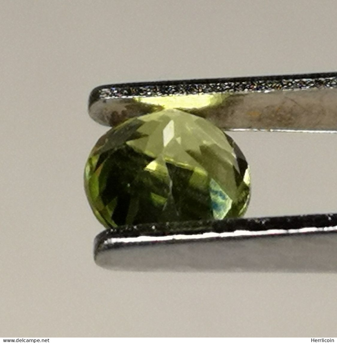 Péridot naturel d'Afrique - VS -  Rond 0.61 Carat - 5.2 x 3.6 mm