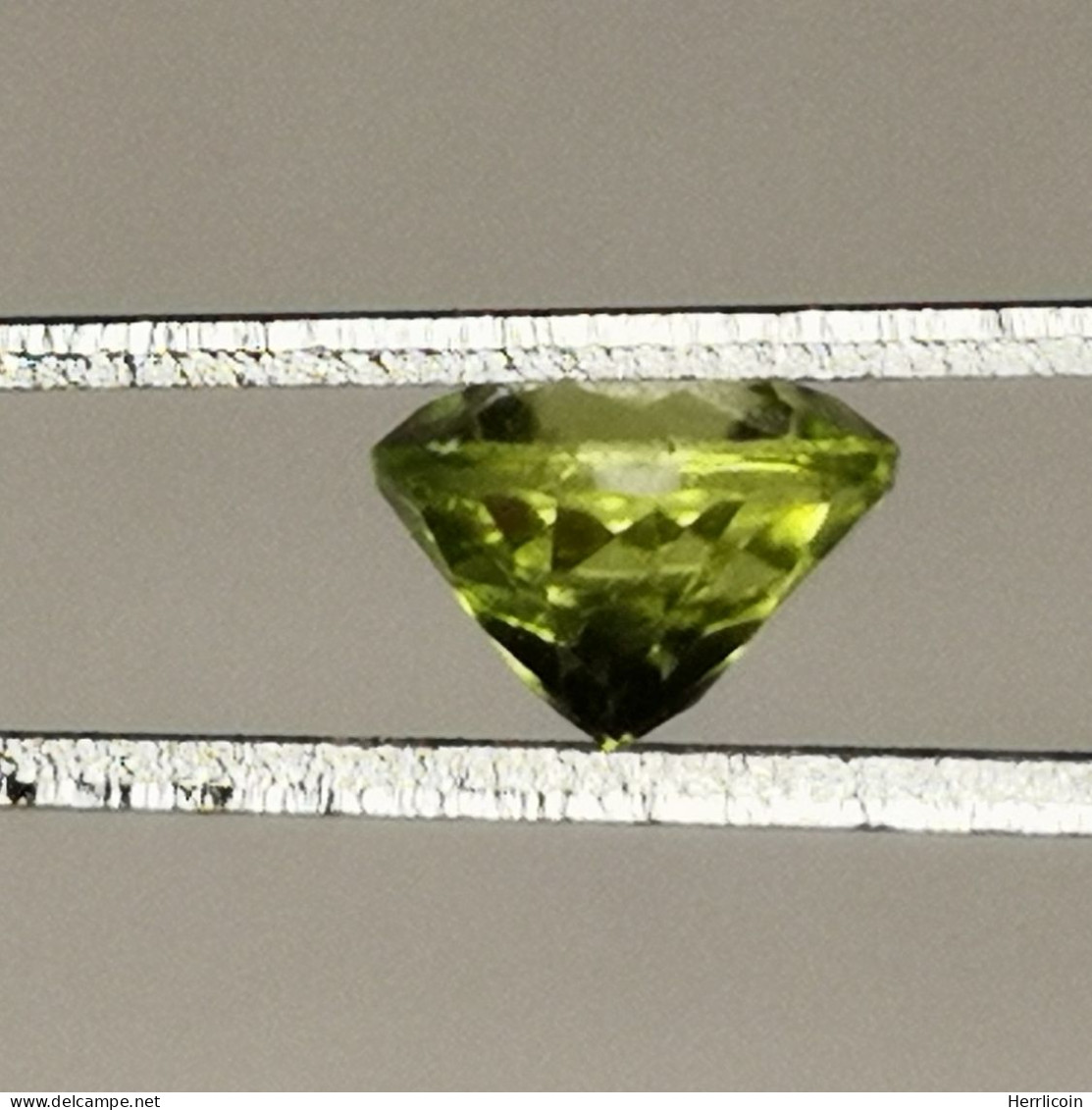 Péridot naturel d'Afrique - VS -  Rond 0.61 Carat - 5.2 x 3.6 mm