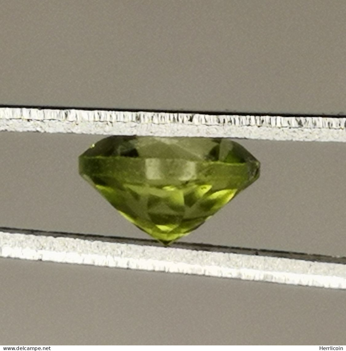 Péridot naturel d'Afrique - VS -  Rond 0.56 Carat - 5.1 x 3.1 mm