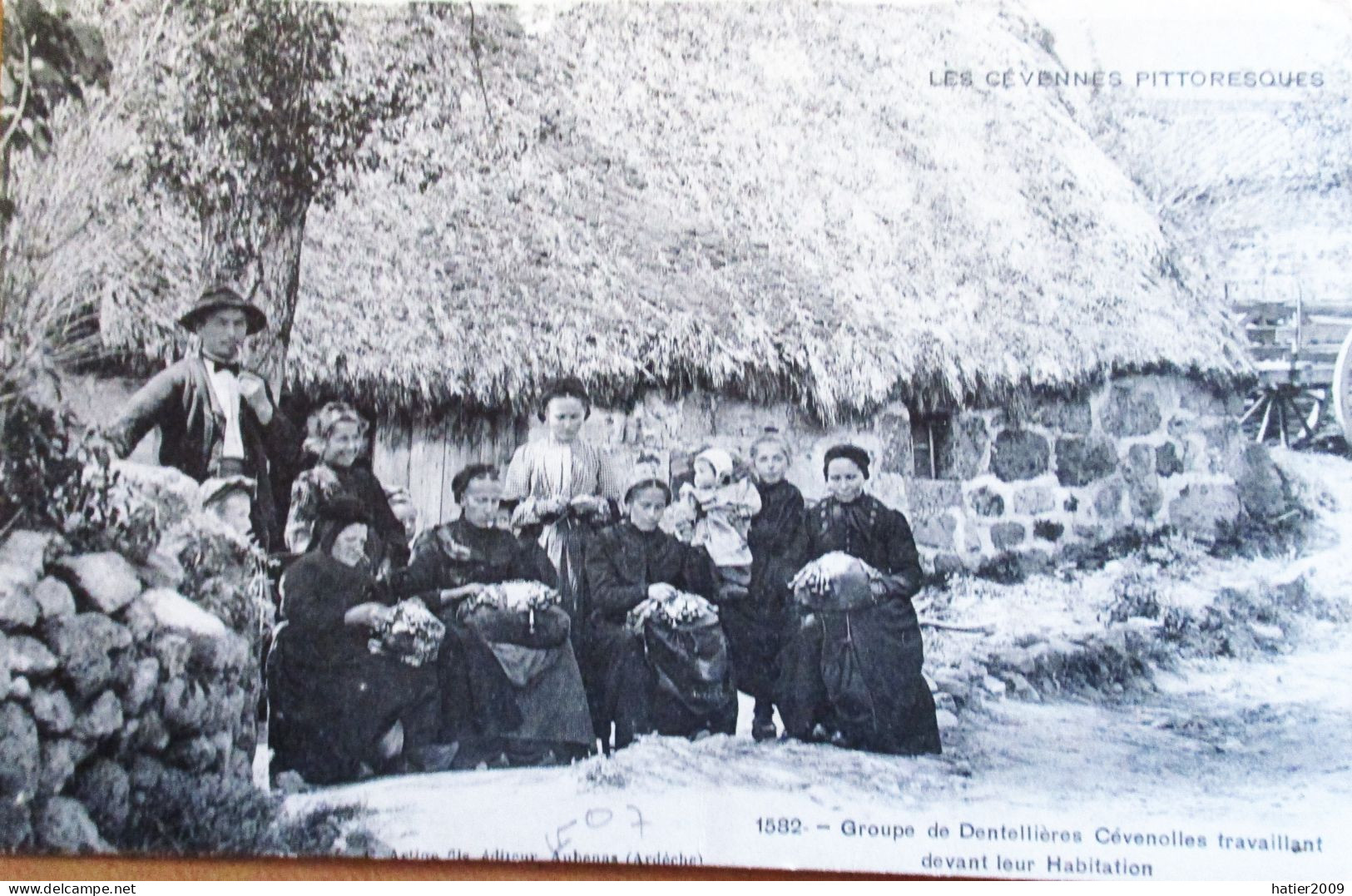 Groupe De DENTELIERES Cévenolles Travaillant Devant Leur Habitation - Artige Fils éditeur A AUBENAS - Languedoc-Roussillon