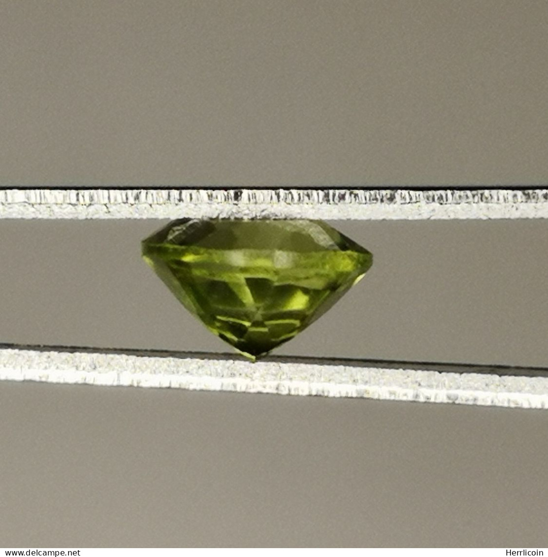 Péridot naturel d'Afrique - VS -  Rond 0.57 Carat - 5.1 x 3.2 mm