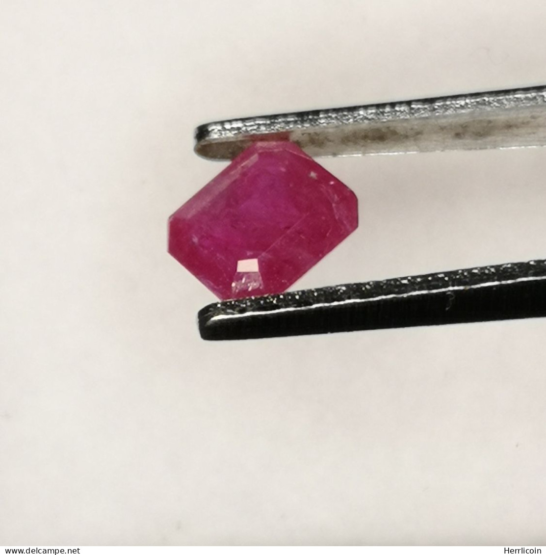 Rubis Chauffé Avec Résidus D'Afrique - Octogone 0.67 Carat - 5.2 X 4.2 X 2.9 Mm - Ruby