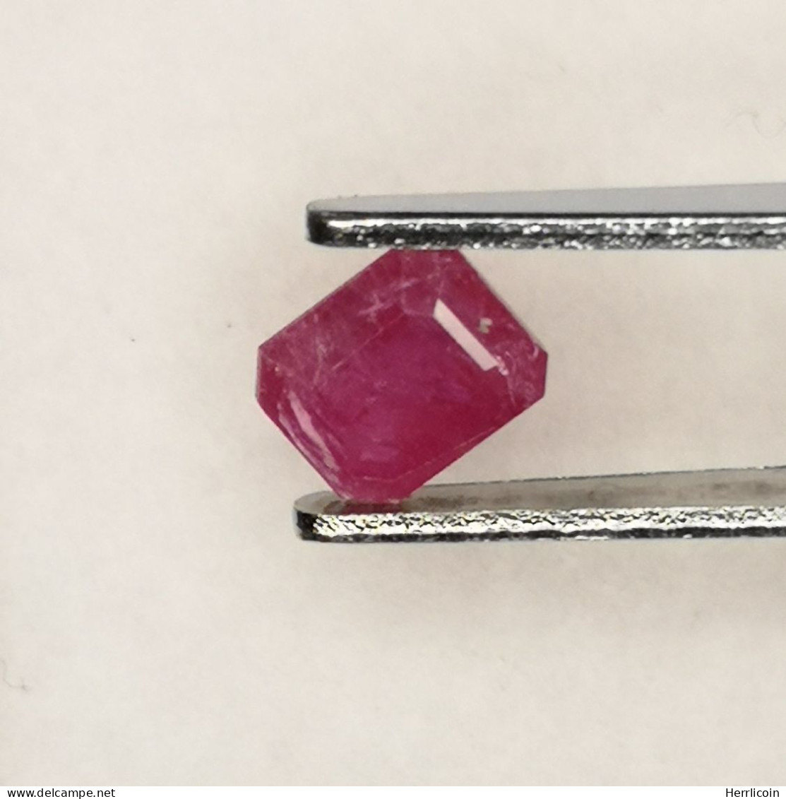 Rubis Chauffé Avec Résidus D'Afrique - Octogone 0.67 Carat - 5.2 X 4.2 X 2.9 Mm - Ruby