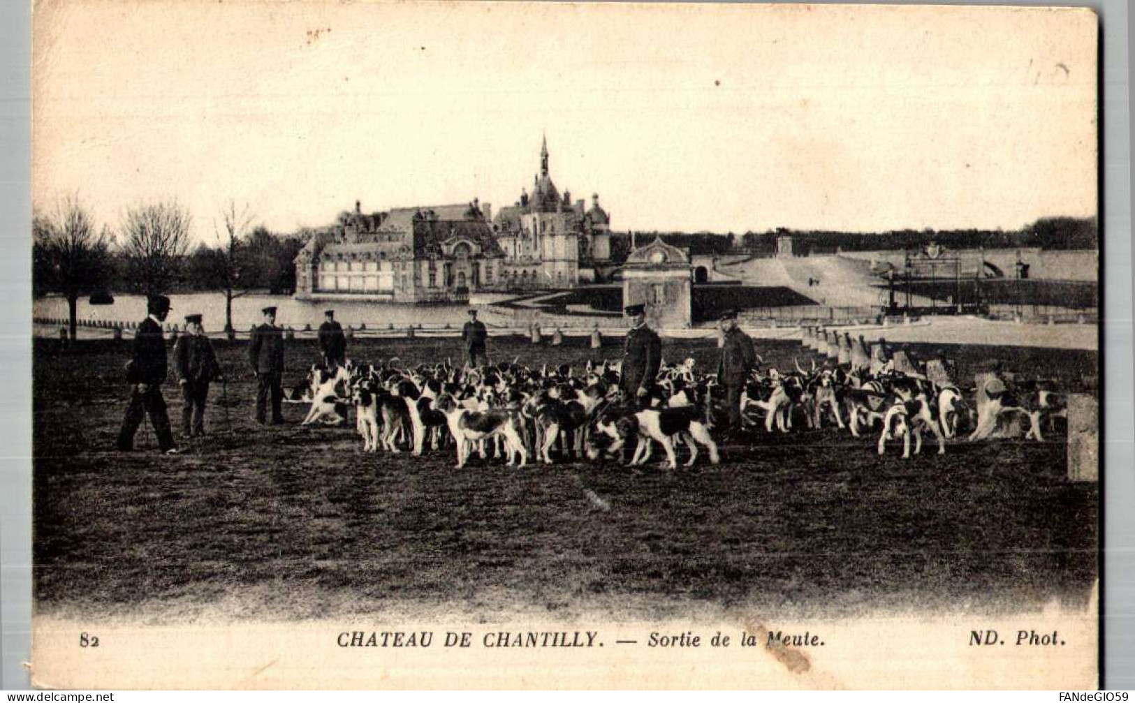 CHATEAU      CHANTILLY  / CHIEN  /// 30 - Châteaux