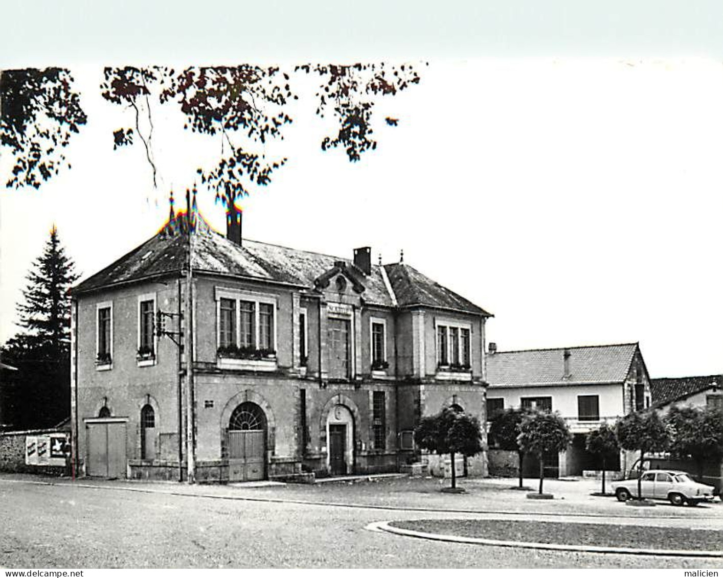 - Haute Vienne -ref-A415- Saint Mathieu - St Mathieu - La Mairie Et La Place - Voiture - - Saint Mathieu