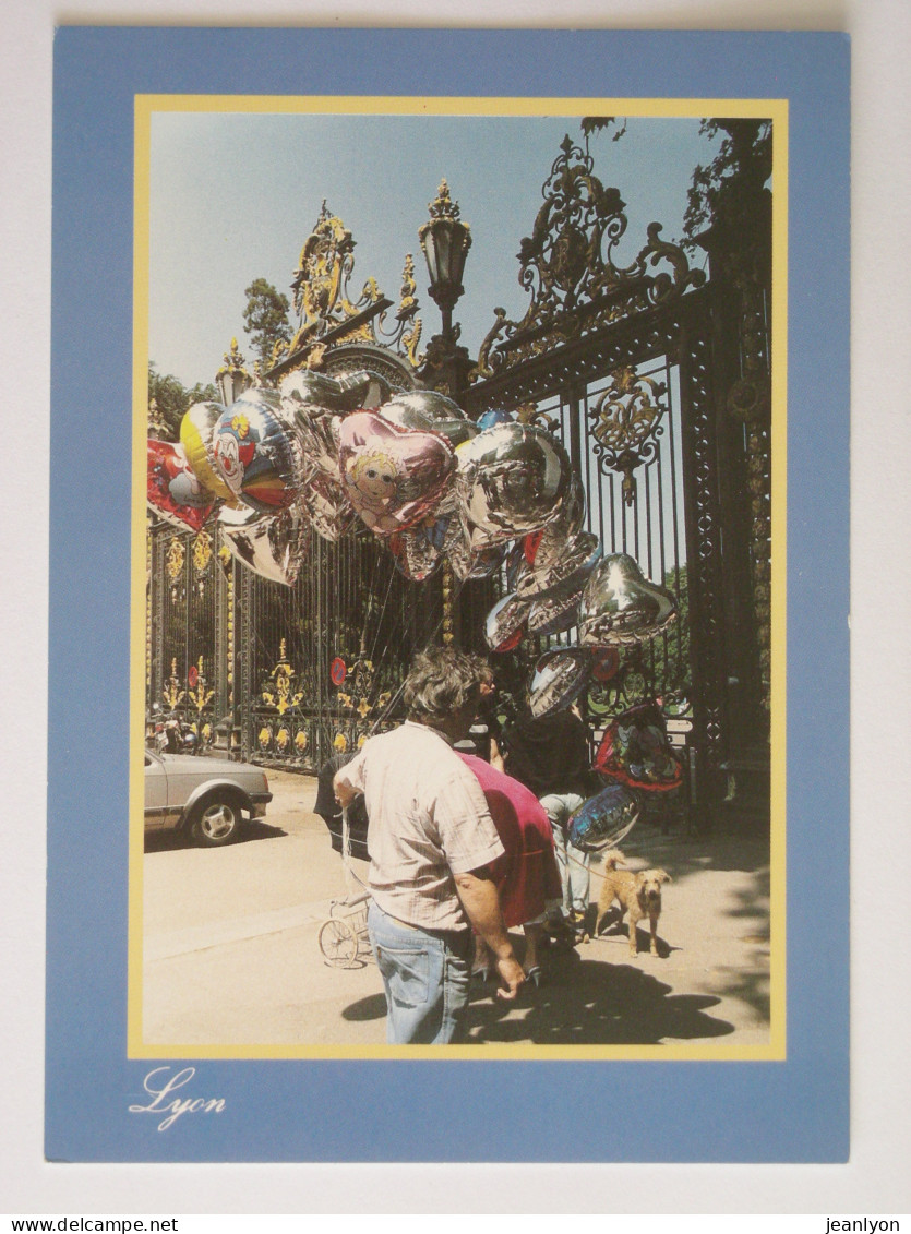 LYON (69/Rhône) - Marchand De Ballons Face Aux Grilles Du Parc De La Tête D'Or, Devant Promeneurs Avec Poussette & Chien - Lyon 6