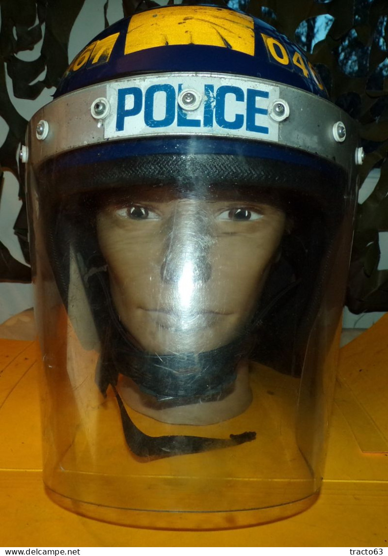 CASQUE POLICE OBSOLETE DES SERVICES D'INTERVENTION DU ROYAUME UNI , LE CASQUE EST EN  PLASTIQUE DUR , AVEC VISIERE  , T - Headpieces, Headdresses