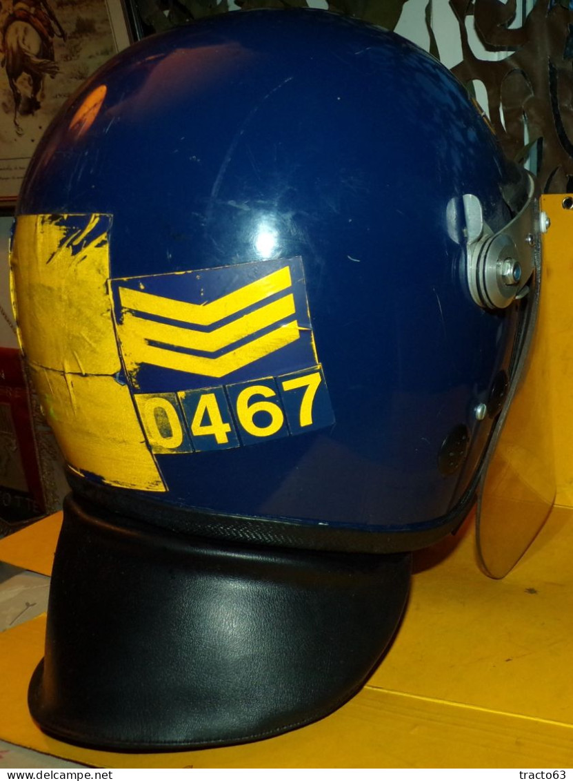 CASQUE POLICE OBSOLETE DES SERVICES D'INTERVENTION DU ROYAUME UNI , LE CASQUE EST EN  PLASTIQUE DUR , AVEC VISIERE  , T - Headpieces, Headdresses