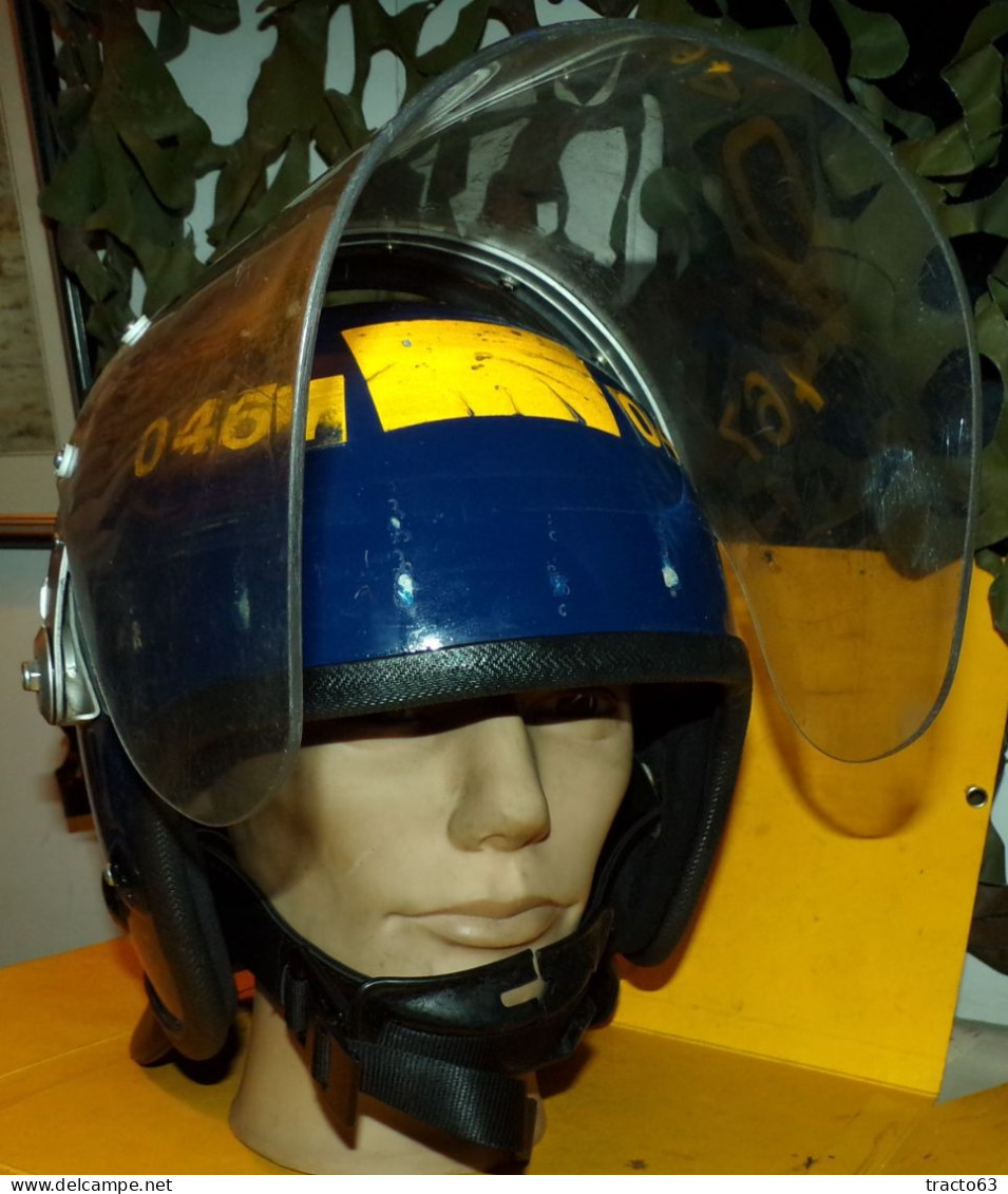 CASQUE POLICE OBSOLETE DES SERVICES D'INTERVENTION DU ROYAUME UNI , LE CASQUE EST EN  PLASTIQUE DUR , AVEC VISIERE  , T