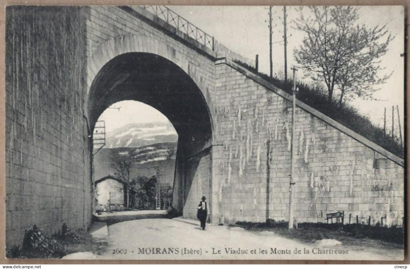 CPA 38 - MOIRANS - Le Viaduc Et Les Monts De La Chartreuse - TB PLAN Route Sous Pont Et Perspective Vers Centre Village - Moirans