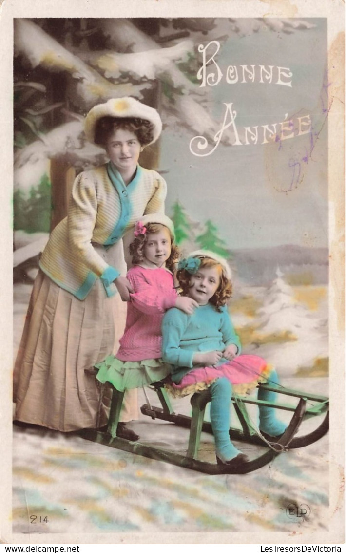 FANTAISIE - Femme - Bonne Année - Une Femme Poussant Ses Filles Sur Une Luge - Carte Postale Ancienne - Frauen