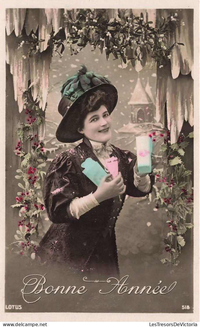 FANTAISIE - Femme - Bonne Année - Femme Avec Des Cadeaux - Chapeau - Carte Postale Ancienne - Frauen