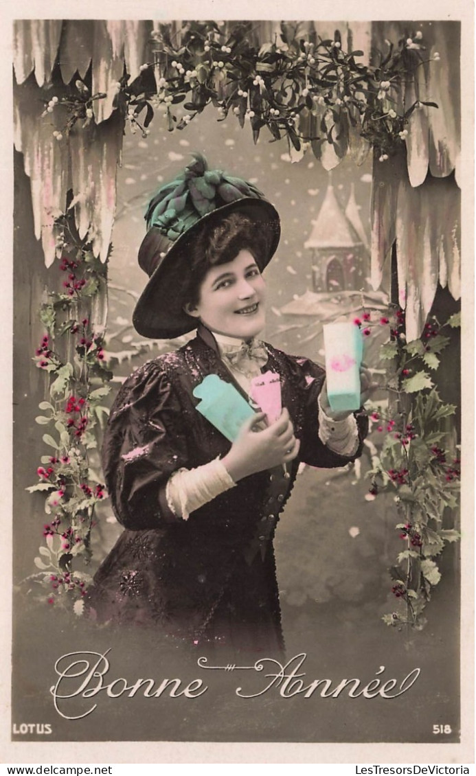 FANTAISIE - Femme - Bonne Année - Femme Avec Des Cadeaux - Chapeau - Carte Postale Ancienne - Women