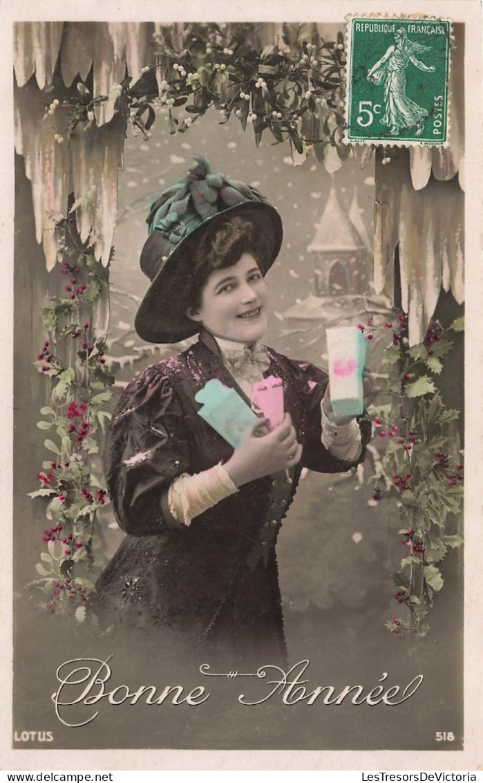 FANTAISIE - Femme - Bonne Année - Femme Pavec Des Cadeaux - Chapeau - Carte Postale Ancienne - Women