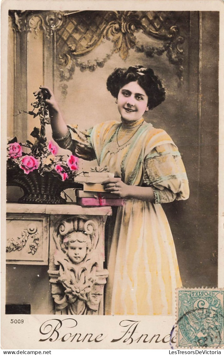 FANTAISIE - Femme - Bonne Année - Cadeaux - Femme Près De La Cheminée - Carte Postale Ancienne - Women