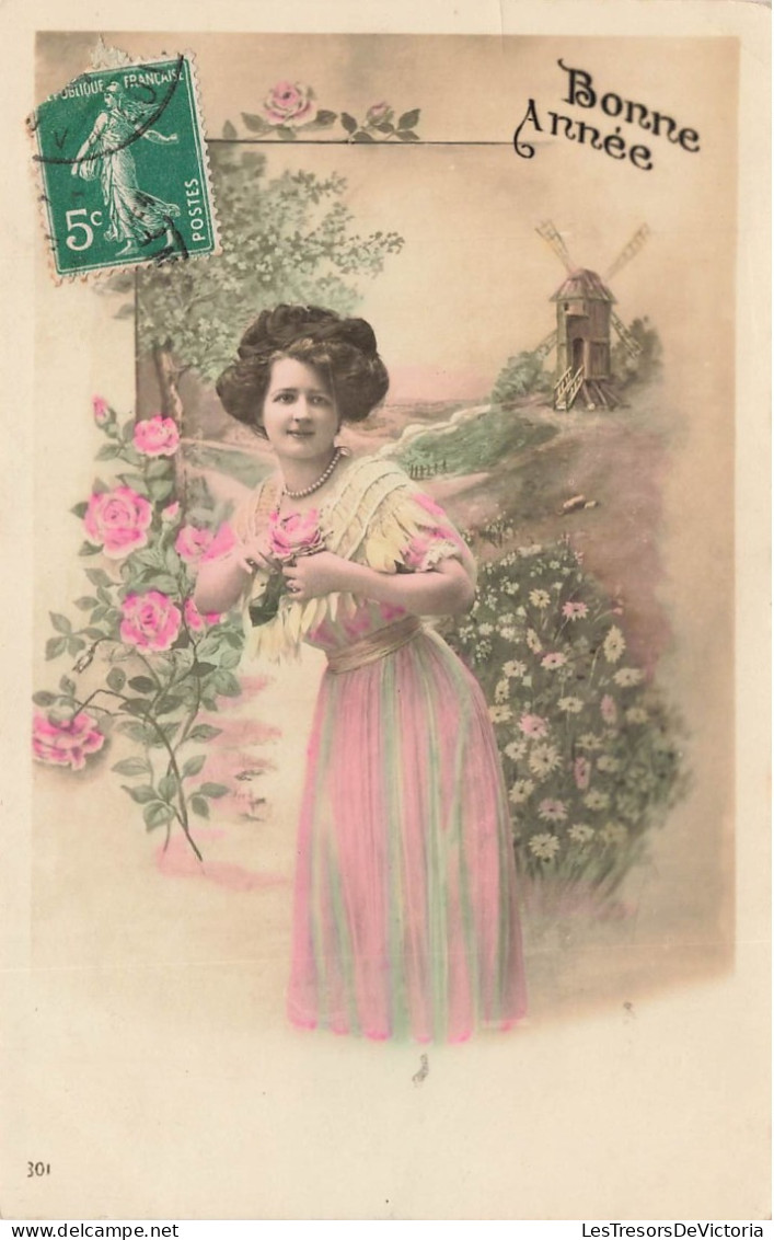 FANTAISIE - Femme - Bonne Année - Femme En Robe Rose Penchée - Carte Postale Ancienne - Women